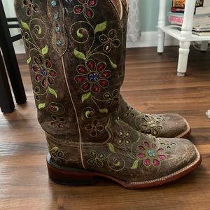 Size 8.5, only wore a handful of times.